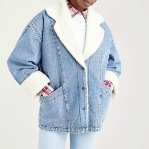 LIKE NEW Levi’s Sherpa Lined Jacket